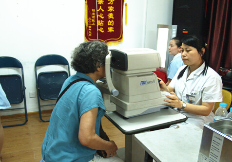 山東省眼科醫(yī)院醫(yī)護人員為義診群眾進行醫(yī)學驗光